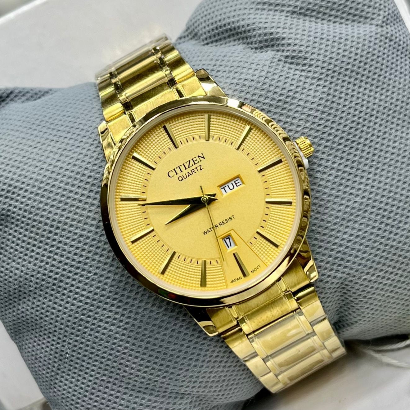 Citizen Wrist Watch
Material: Stainless Steel
Dial Diameter: 40 mm
Dial Colors: Gold
Madina Gift