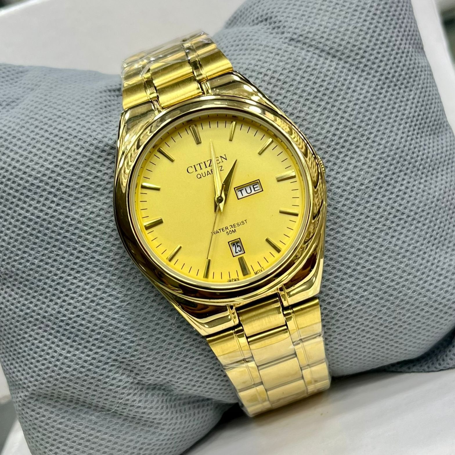 Citizen Wrist Watch
Material: Stainless Steel
Dial Diameter: 40 mm
Dial Colors: Gold
Madina Gift Landhi Babar Market